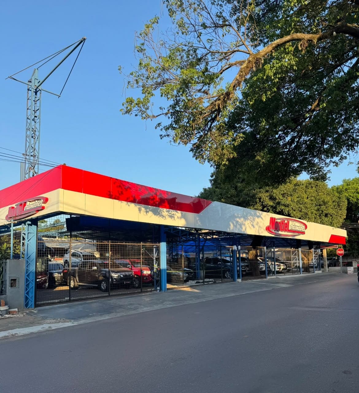 Fachada de Montiel Automotores en San Lorenzo, con las camionetas en la playa